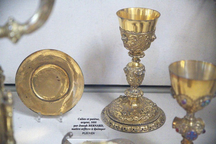 Calice et patène en argent, exposés à l'église Saint-Thomas-Becket de Bénodet