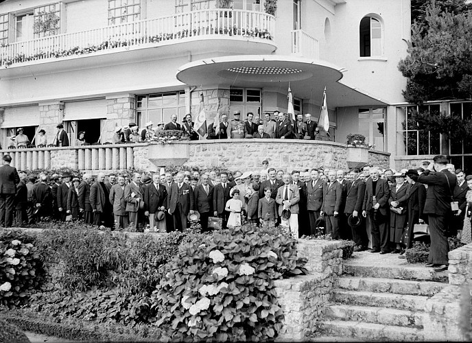 Réception officielle d'anciens combattants à la Villa Le Minaret, vers 1930