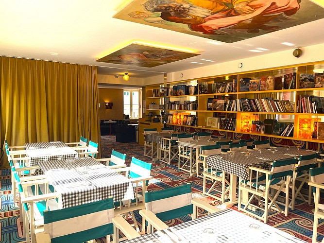 Bibliothèque vue sur miroir