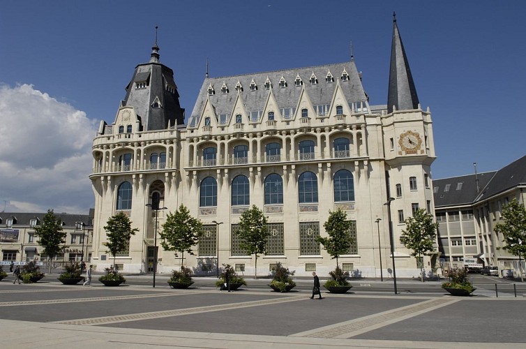 Mediatheque-vue-generale----Office-de-Tourisme-de-Chartres---Ville-de-Chartres---G