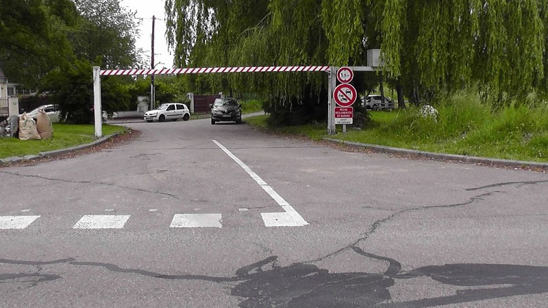 Pique-nique et parking sud de l'étang de Favry.