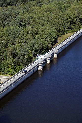Vue aérienne du barrage et de la retenue, amont_2