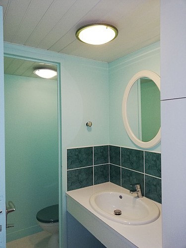 WC séparés avec un cabinet de toilette