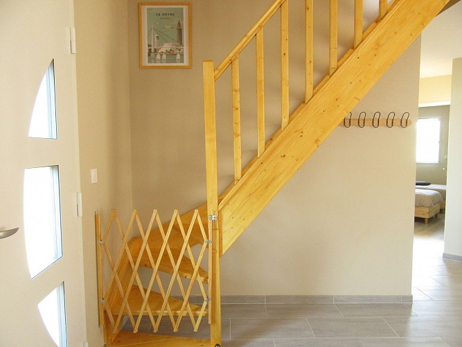 le-clos-de-la-chouette-escalier-securise-chien-hattenville-mme-mille