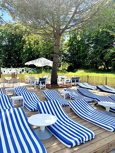 Transat et salon piscine