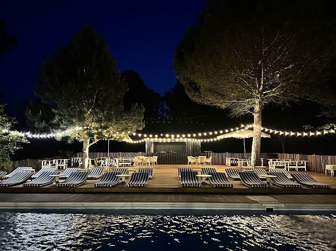Piscine et terrasse de nuit