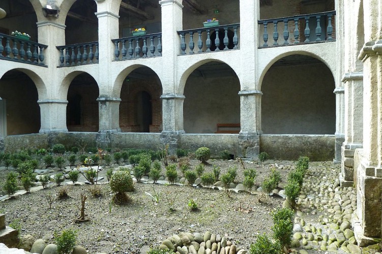 Cloître du monastère de Sarrance