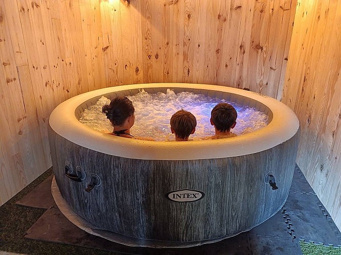 st-andre-sur-sevre-gite-la-parenthese-andresienne-jacuzzi2