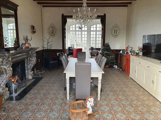 La maison_salle a manger cheminee_Verdes