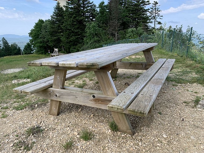Aire de pique-nique au sommet de Planachat