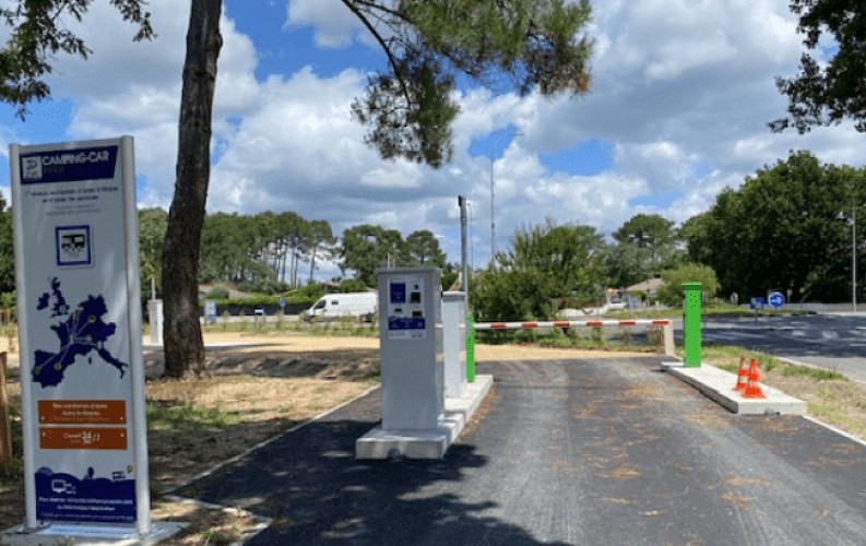 Entrée aire Arès ©Camping car park