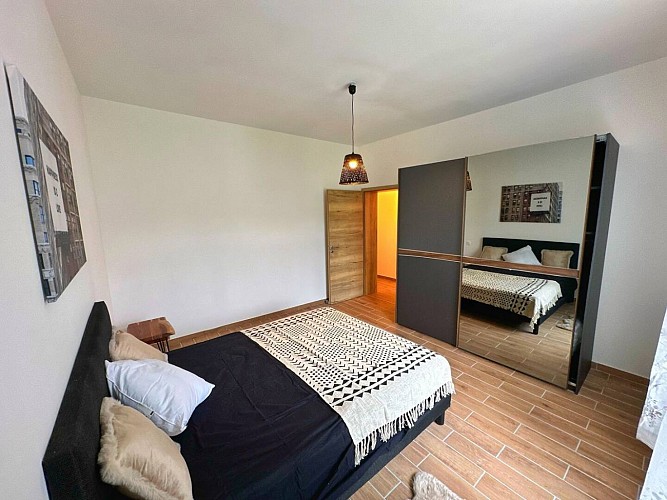 Spacieuse chambre parentale mitoyenne à la chambre des enfants