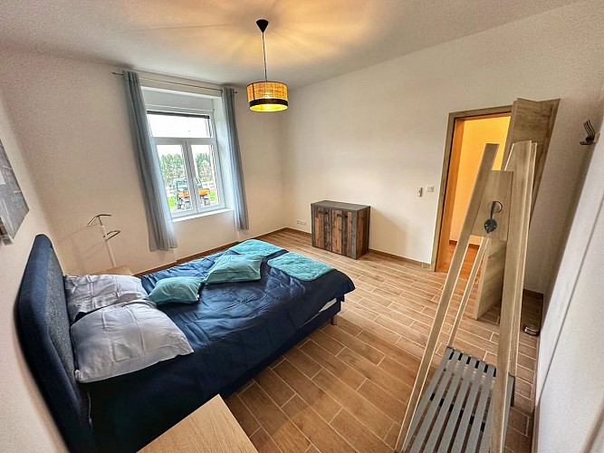 Chambre tranquille au fond du gîte