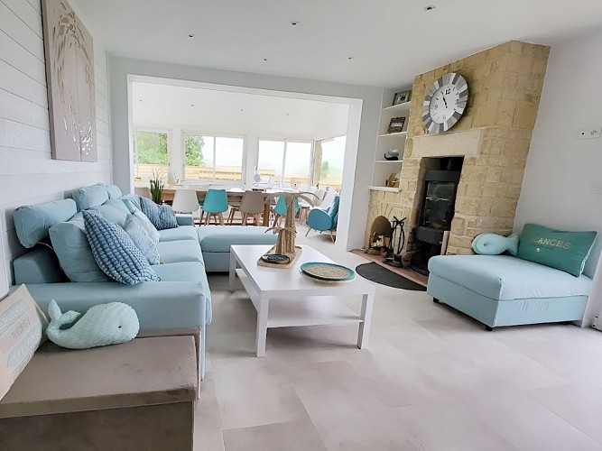 Le séjour au rez-de-chaussée - Villa La Lisière - Merville-Franceville-Plage