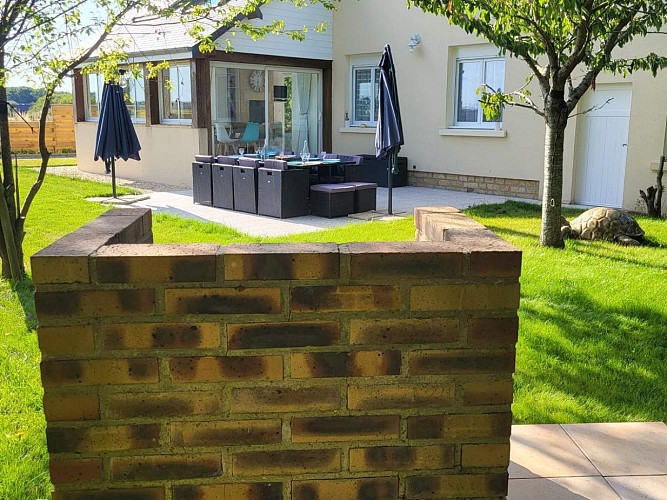 La terrasse et le barbecue - Villa La Lisière - Merville-Franceville-Plage