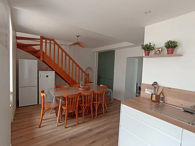 mauleon-gite-au-champ-davoine-salle-a-manger-cuisine