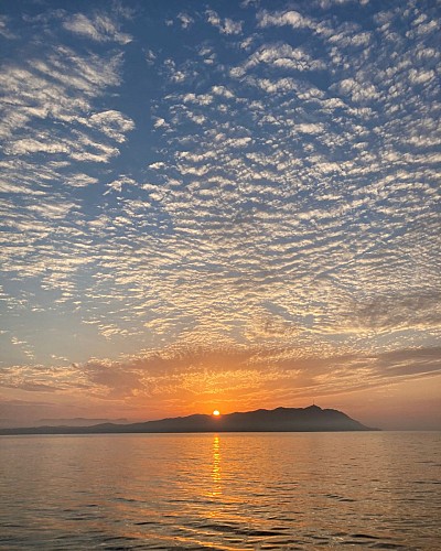 Coucher de soleil en mer avec cocktail dînatoire avec Speedfishing