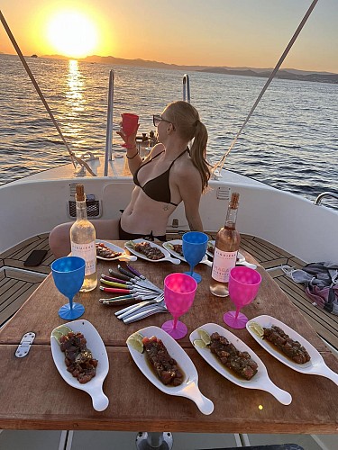 Coucher de soleil en mer avec cocktail dînatoire avec Speedfishing