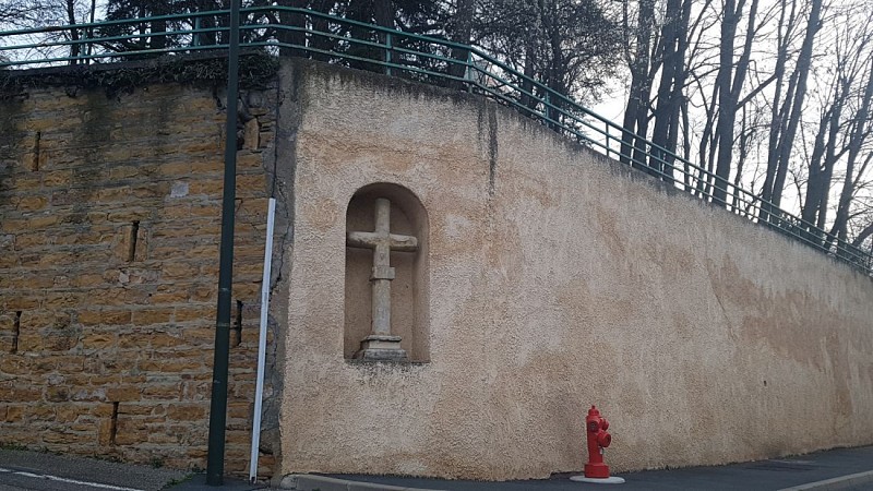 Croix de la montée des champs dans le renfoncement du mur des Charmes