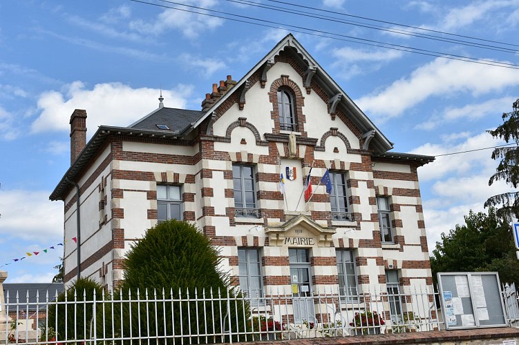 Dammarie-en-Puisaye - mairie- extérieur