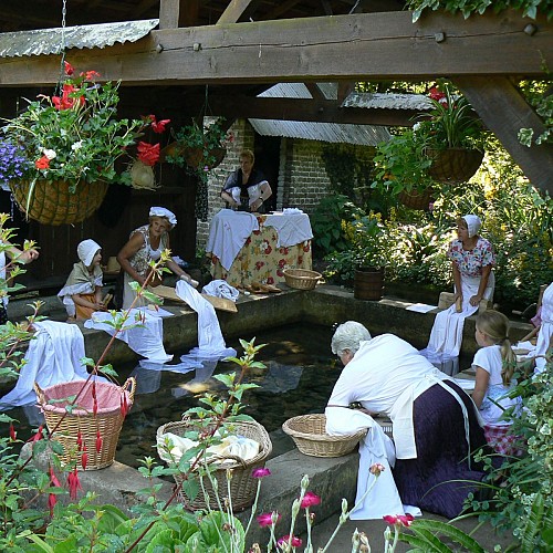 Lavoir avec ses lavandières