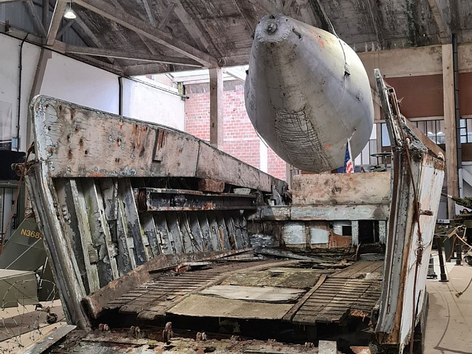 Barge &amp; Ballon de barrage - D-Day Wings Museum
