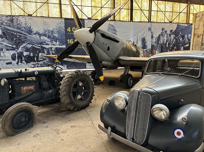 Spitfire &amp; Hillman - D-Day Wings Museum - ©Manon Sandret