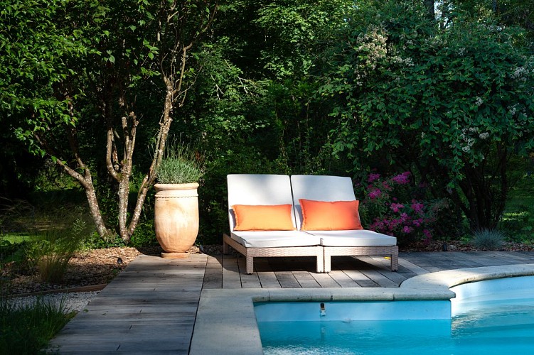 Transats au bord de la piscine