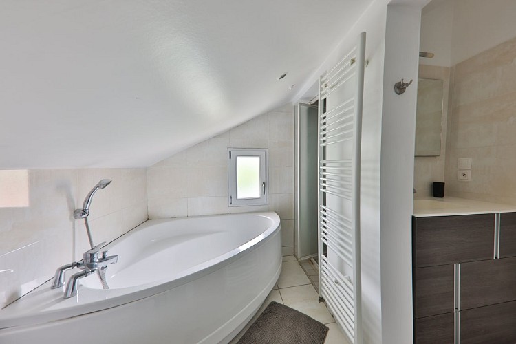Salle de bain - Baignoire - Douche - WC à l'étage