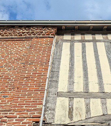 Bâti en brique et pan de bois