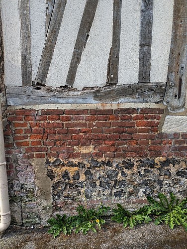Bâti composé de brique, silex et pan de bois