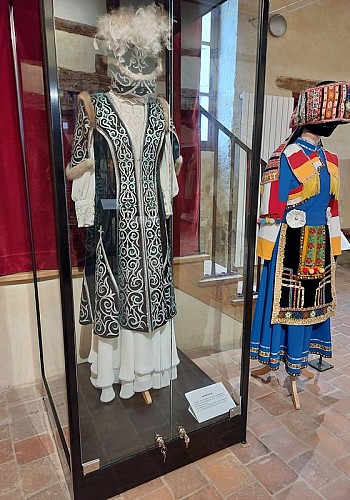 Musée des costumes et parures du monde 