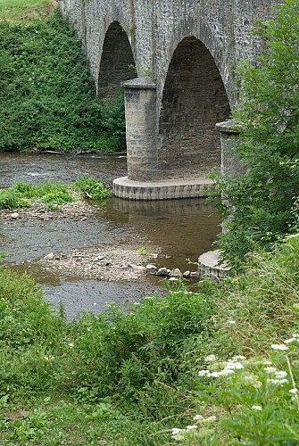 Pont sur l'Aveyron à Monteils