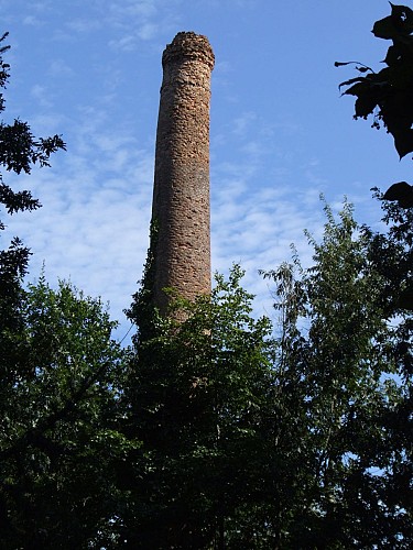 Cheminée de l'ancienne verrerie du Vieux Richet (6)