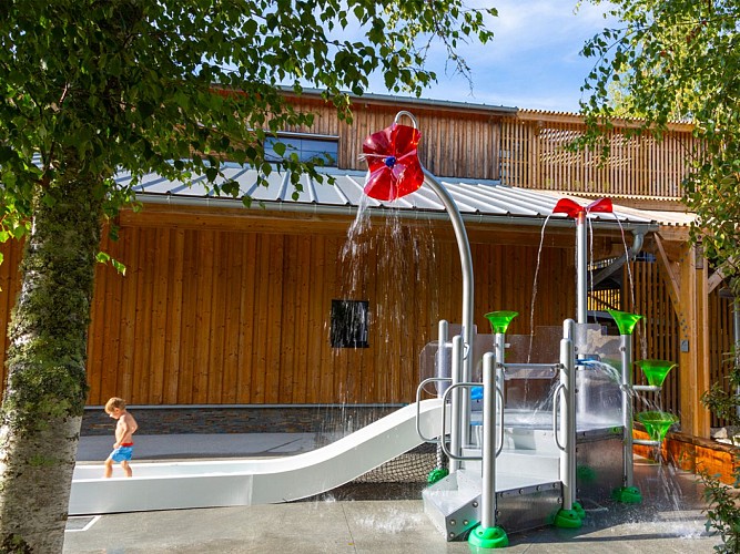YV-Le-Village-Western-aire-de-jeux-aquatique