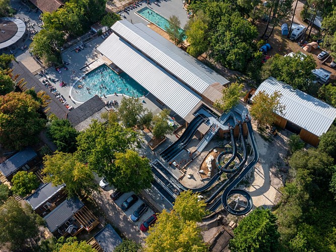 YV-Le-Village-Western-piscine-vue-aerienne