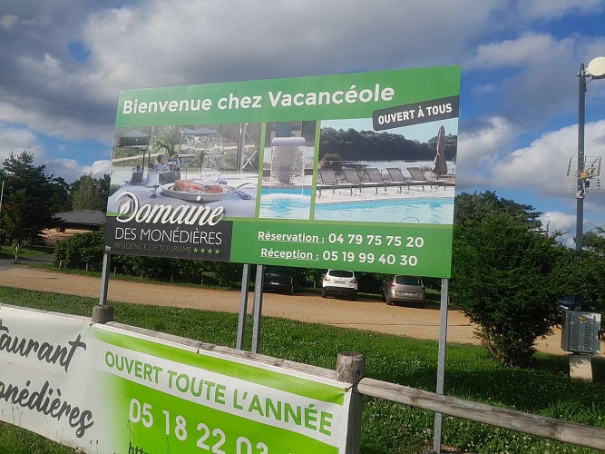 A GAUCHE VERS LE DOMAINE DES MONEDIERES