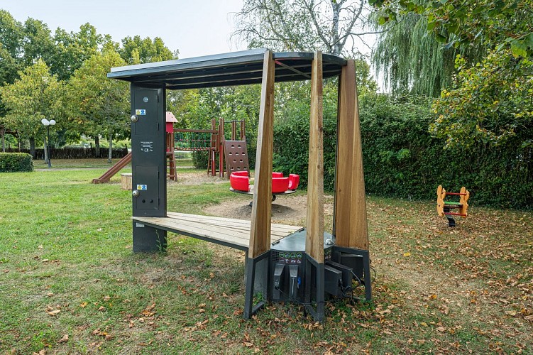 Station de recharge solaire camping Panneçot