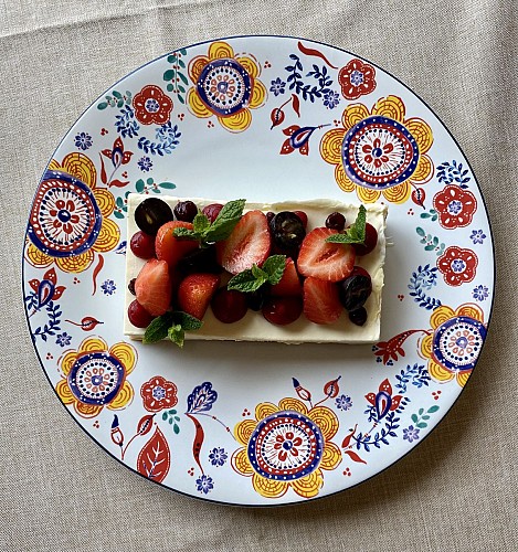 gateau chocolat blanc, fève de tonka et fruits rouges