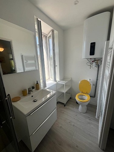 Salle de bain avec wc et fenêtre