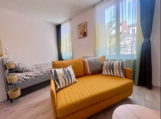 Canapé convertible jaune et lit deux places