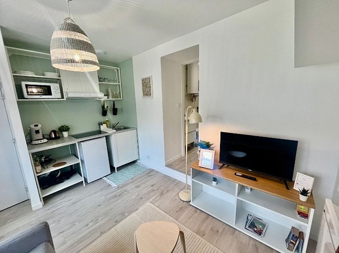 Cuisine ouverte équipée donnant sur la pièce principale