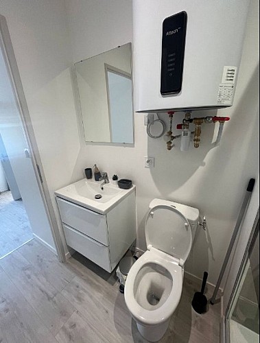 Salle de bain avec WC
