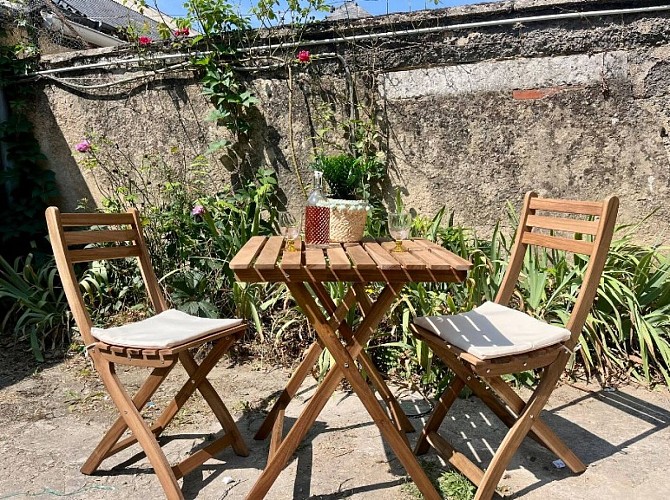 Terrasse extérieure avec table et chaise de jardin