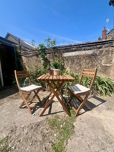 Terrasse extérieure avec table et chaise de jardin