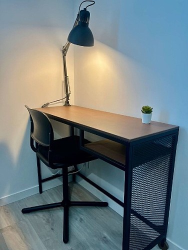 Bureau avec chaise et lampe de travail