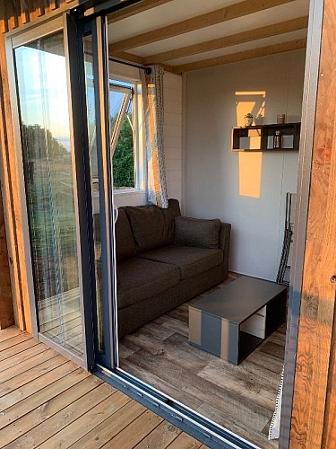 coin salon isolé avec canapé lit