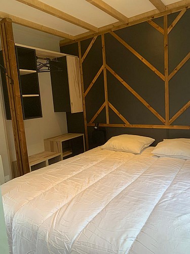 chambre avec lit double de 160