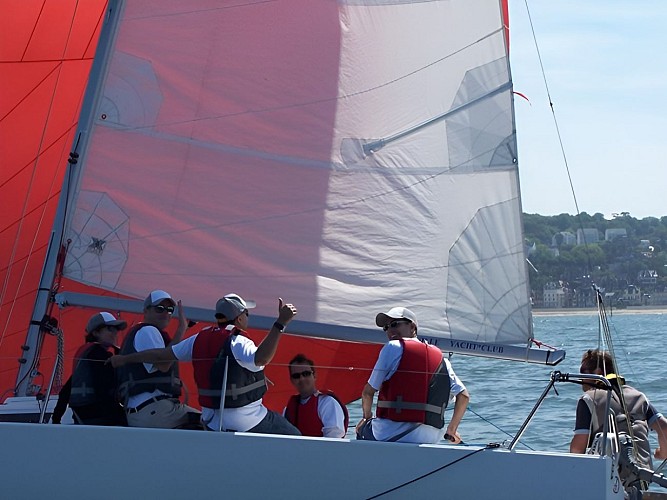 Coaching plaisance personnalisée voile ou moteur avec le Deauville Yacht Club