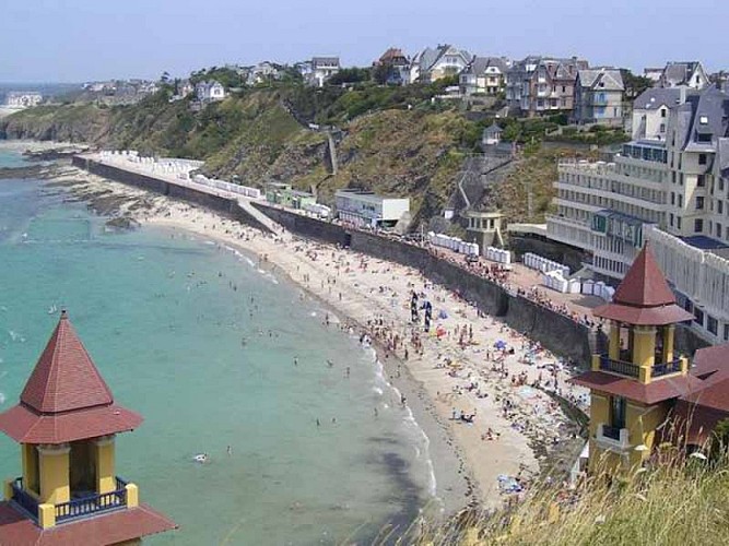 La Plage du Plat Gousset à Granville : Un Écrin de Sable au Cœur de la Ville